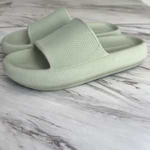 Cushion Slides in Aloe